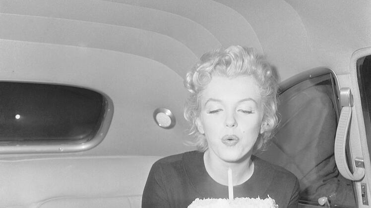 Zum 100. Geburtstag zeigt "Terra X History" das wahre Gesicht der Filmikone Marilyn Monroe. Hier bl&auml;st sie gerade eine Kerze auf einer Geburtstagstorte aus. 1962, mit 36 Jahren, nahm sie sich in ihrem neu erstandenen Haus in Hollywood das Leben.