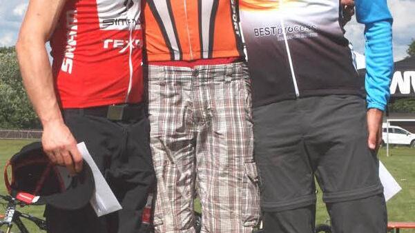 Christian Schneidawind (Mitte) vom RVC Trieb durfte sich bei der Siegerehrung als Gewinner des Franken-Bike-Marathons feiern lassen. Aber auch Oliver Vonhausen (links) und Holger Götze (rechts) zeigten eine hervorragende Leistung.