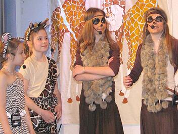Die beiden Erdmännchen (von rechts: Selina Schorr und Larissa Barth) haben es geschafft, dass das Giraffenkind (Elena Barth) und das Zebrakind (Melina Schneiderbanger) Freunde geworden sind.