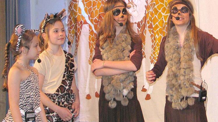 Die beiden Erdmännchen (von rechts: Selina Schorr und Larissa Barth) haben es geschafft, dass das Giraffenkind (Elena Barth) und das Zebrakind (Melina Schneiderbanger) Freunde geworden sind.