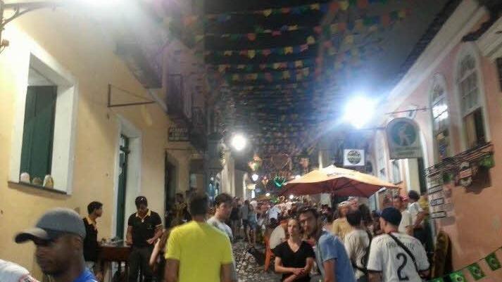 Ausgelassen wird in der historischen Altstadt Salvador gefeiert.