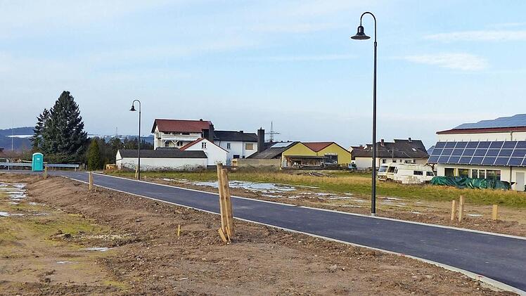 Die Stichstraße für das neue Stettfelder Baugebiet: Sie wird wegen der darunter liegenden Flachsdarre "An der Flachs" heißen. Foto: Christian Ziegler