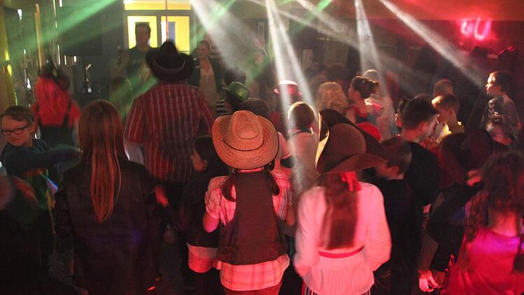 Musik und Licht machten Schulflur zur Disko. Foto: Miriam Hegner