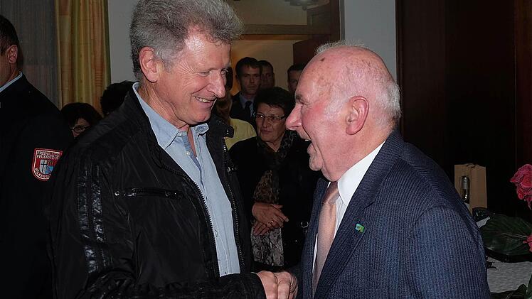 Werner Ziegert gratuliert Rudolf Winter. Foto: Gerd Schaar