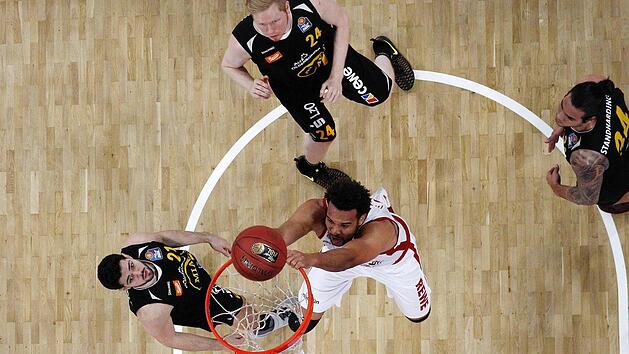 Nach seiner Verletzungspause war Elias Harris fast schon wieder der Alte. Nach seiner Einwechslung brachte er sofort viel Energie aufs Parkett. Hier setzt sich der Nationalspieler unter dem Korb gegen Travis Warech (l.), den Ex-Bamberger Philipp Neumann (hinten) und Christian Standhardinger (r.) durch. Fotos: Daniel L&ouml;b