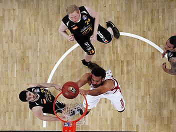 Nach seiner Verletzungspause war Elias Harris fast schon wieder der Alte. Nach seiner Einwechslung brachte er sofort viel Energie aufs Parkett. Hier setzt sich der Nationalspieler unter dem Korb gegen Travis Warech (l.), den Ex-Bamberger Philipp Neumann (hinten) und Christian Standhardinger (r.) durch. Fotos: Daniel Löb