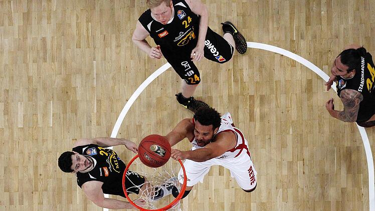 Nach seiner Verletzungspause war Elias Harris fast schon wieder der Alte. Nach seiner Einwechslung brachte er sofort viel Energie aufs Parkett. Hier setzt sich der Nationalspieler unter dem Korb gegen Travis Warech (l.), den Ex-Bamberger Philipp Neumann (hinten) und Christian Standhardinger (r.) durch. Fotos: Daniel Löb