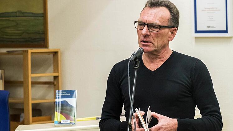 Manfred Kern und Harry Düll (Gitarre) gestalteten eine musikalische Lesung in der Stadtbücherei. Fotos: Jochen Berger