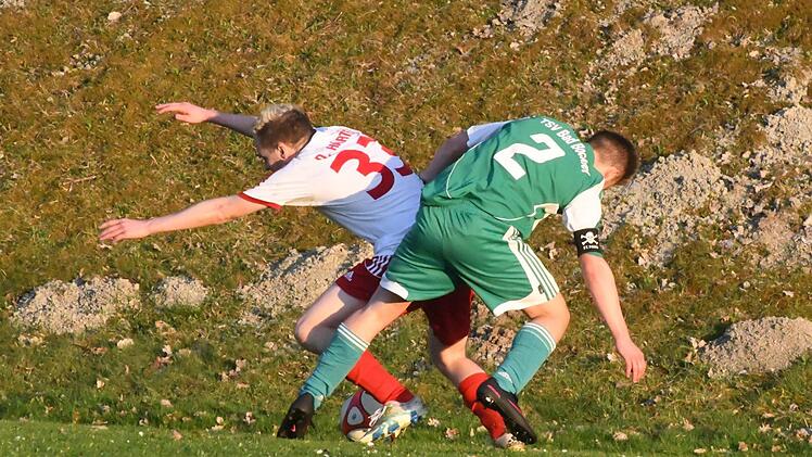 Ein Duell, zwei Richtungen: Dominik Härter (SG Seubrigshausen/Großwenkheim) und Felix Back (SG Bad Bocklet/Aschach). Foto: Hopf