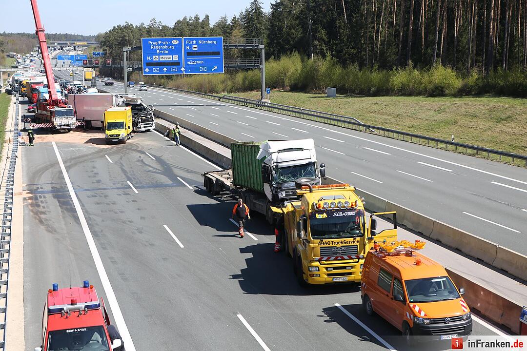 Nürnberg: Lkw-Fahrer verletzt - Container blockiert die A6