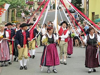Die Volkstanzgruppe trug einen Bänderbaum und begeisterte die Zuschauer mit ihren Polka-Einlagen. Foto: Winfried Ehling