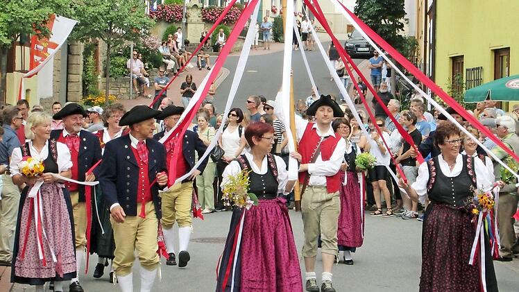 Die Volkstanzgruppe trug einen Bänderbaum und begeisterte die Zuschauer mit ihren Polka-Einlagen. Foto: Winfried Ehling