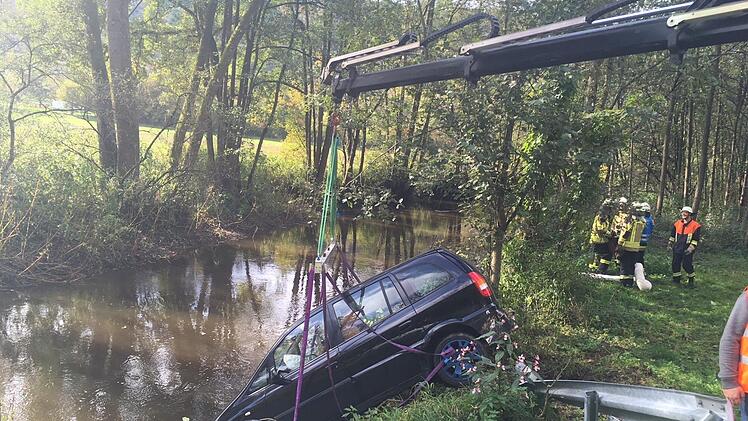 Eine 26-Jährige kam gestern Vormittag mit ihrem Opel Zafira kurz vor der Abzweigung nach Ebersbach  von der Staatsstraße 2182 ab. Das Auto rutsche die Böschung hinab und tauchte mit der Frontpartie in  den Weißen Main. Die Fahrerin blieb unverletzt.Karo-Lack Kulmbach