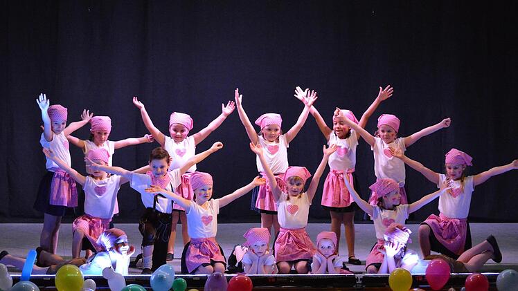 Die Bambini-Tanzgruppe heizte in der Zehnthalle ordentlich ein. Björn Hein