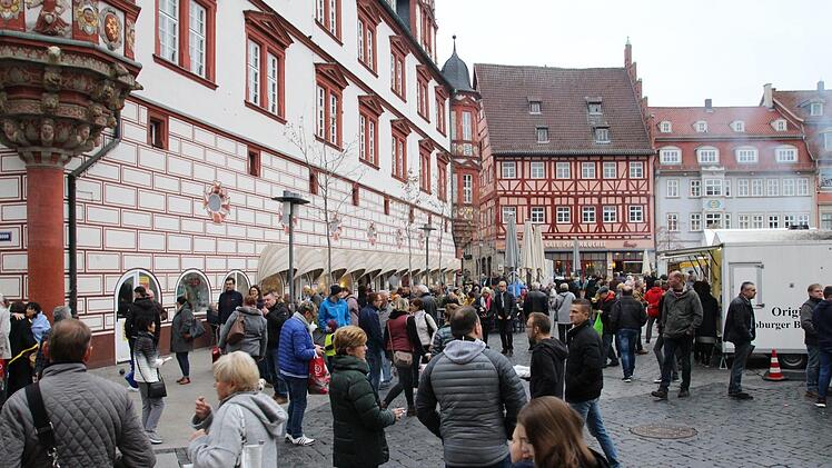 Treiben vorm Stadthaus. Foto: Simone Bastian