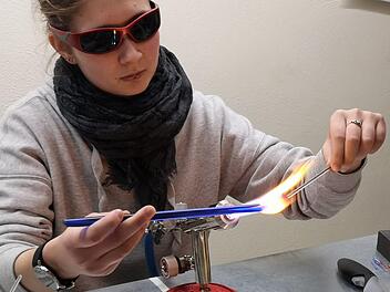 Glasbläserin Johanna Barth bei der Arbeit.Marion Eckert