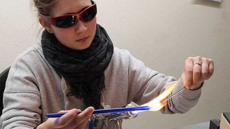 Glasbläserin Johanna Barth bei der Arbeit.Marion Eckert
