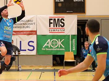 Laurentiu Vinatoru (links) war nach seiner Einwechslung der &uuml;berragende Mann gegen Schwaig. Davon profitierte unter anderem Lorenz Karlitzek (vorne).  Foto: Jens Feistel