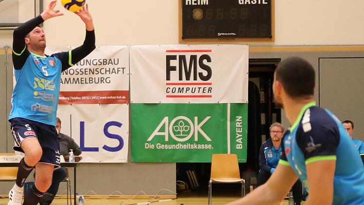 Laurentiu Vinatoru (links) war nach seiner Einwechslung der &uuml;berragende Mann gegen Schwaig. Davon profitierte unter anderem Lorenz Karlitzek (vorne).  Foto: Jens Feistel