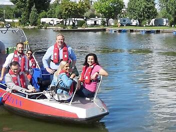 Bundestagsabgeordnete Dorothee Bär (rechts im Boot vorne) informierte sich zusammen mit Tilman Kuban, dem Bundesvorsitzenden der Jungen Union, dem stellvertretenden JU-Bezirksvorsitzenden Thomas Siepak, JU-Kreisvorsitzender Steffi Hümpfner und Sands JU-Ortsverbandsvorsitzendem Julian Müller über die Arbeit und die Einsatzmittel der Wasserwacht Eltmann.