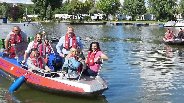 Bundestagsabgeordnete Dorothee Bär (rechts im Boot vorne) informierte sich zusammen mit Tilman Kuban, dem Bundesvorsitzenden der Jungen Union, dem stellvertretenden JU-Bezirksvorsitzenden Thomas Siepak, JU-Kreisvorsitzender Steffi Hümpfner und Sands JU-Ortsverbandsvorsitzendem Julian Müller über die Arbeit und die Einsatzmittel der Wasserwacht Eltmann.