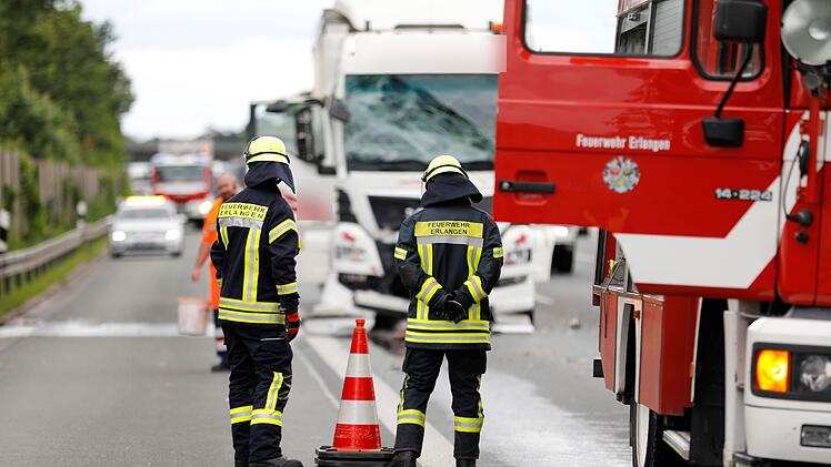 Erlangen: Unfall mit drei Lkw auf A3 - zwei Personen verletzt