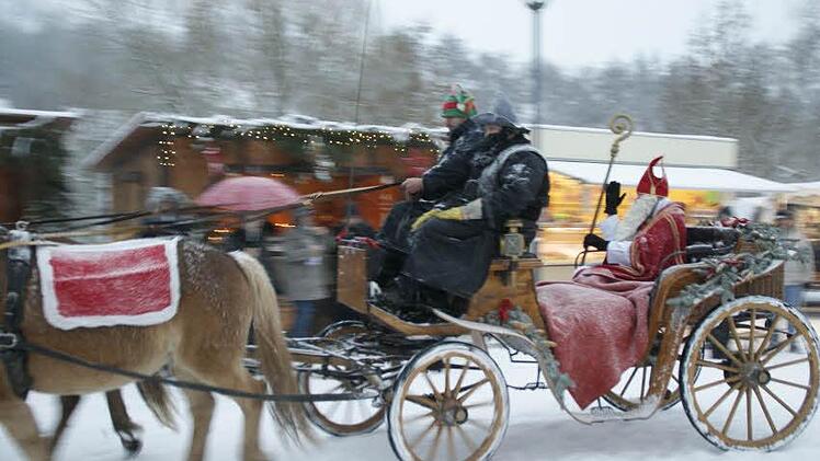 Mit der Pferdekutsche kam St. Nikolaus zum Kirchaicher Adventsmarkt. Foto: sw