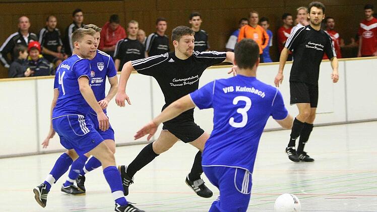 Im Viertelfinale kommt es zum Endspiel des Vorjahres: Auch heuer gewinnt der VfB - links Mario Ramming, Mitte Matthias Kodisch - gegen Kasendorf - rechts Martin Stübinger, am Ball Florian Luft.