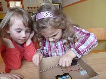 Die Kleinen Strolche aus Winkels bauten nach dem Diebstahl eines Jogurts ihre eigene Alarmanlage und besuchten danach auch die Polizeistation. Fotos: privat