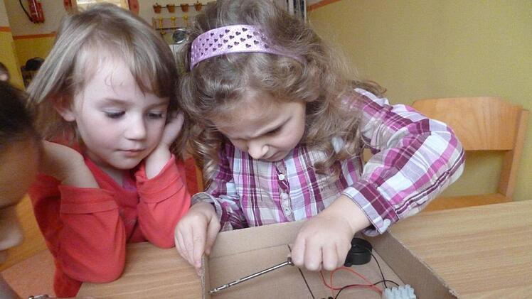 Die Kleinen Strolche aus Winkels bauten nach dem Diebstahl eines Jogurts ihre eigene Alarmanlage und besuchten danach auch die Polizeistation. Fotos: privat