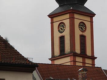 Die Stadtpfarrkirche St. Bartholomäus thront über den Dächern der Stadt Bad Brückenau. Die Flecken am Turm sind klar zu erkennen. Foto: Ulrike Müller