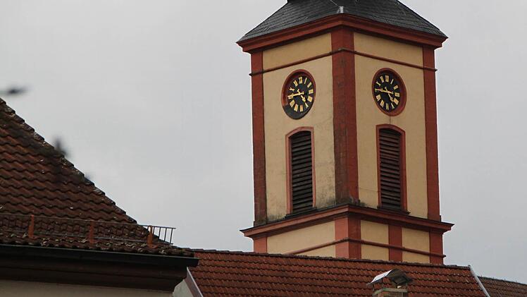 Die Stadtpfarrkirche St. Bartholomäus thront über den Dächern der Stadt Bad Brückenau. Die Flecken am Turm sind klar zu erkennen. Foto: Ulrike Müller