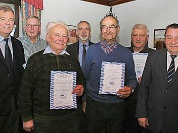 Karl Neudecker (r.) ehrte verdiente Mitglieder. Foto: Evi Seeger
