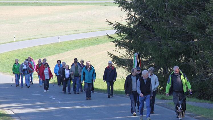 Aus Döbra anmarschiert passieren diese Wanderer den Presseck Kreuzknock. Foto: Klaus Klaschka