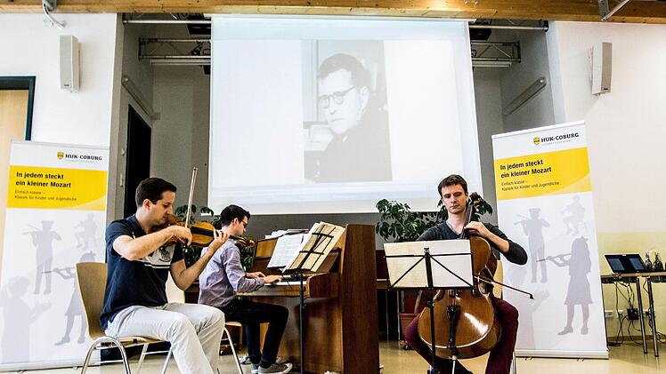 Impressionen vom Gesprächskonzert mit dem Aramis-Trio im Coburger Gymnasium Ernestinum. Der Auftritt war Besstandteil des Festivals "Klanggrenzen".Foto: Jochen Berger
