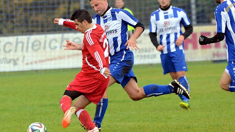 Costa B&uuml;le (rotes Trikot) und der TSV Hemhofen wussten als Aufsteiger in der Kreisklasse zu &uuml;berraschen (hier gegen die Spvgg Hausen um Steve Romatzke) und marschierten direkt weiter in die Kreisliga. Foto: Archiv