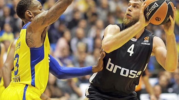 Nicolo Melli (mit Ball) gl&auml;nzte im Hinspiel mit der Euroleague-Karrierebestleistung von 27 Punkten und 14 Rebounds. Sonny Weems (l.), der hier versucht, Bambergs Power Forward zu stoppen, wird in der Brose Arena auf Grund eines verpassten Dopingtests fehlen. Foto: dpa