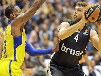 Nicolo Melli (mit Ball) glänzte im Hinspiel mit der Euroleague-Karrierebestleistung von 27 Punkten und 14 Rebounds. Sonny Weems (l.), der hier versucht, Bambergs Power Forward zu stoppen, wird in der Brose Arena auf Grund eines verpassten Dopingtests fehlen. Foto: dpa