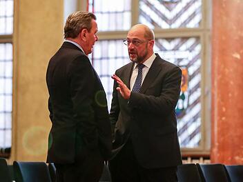 SPD-Politiker Gerhard Schröder, Martin Schulz (rechts): Die Sozialdemokraten haben bis heute nicht ihren Frieden mit den Reformen der rot-grünen Jahre gemacht. Foto: Kay Nietfeld, dpa
