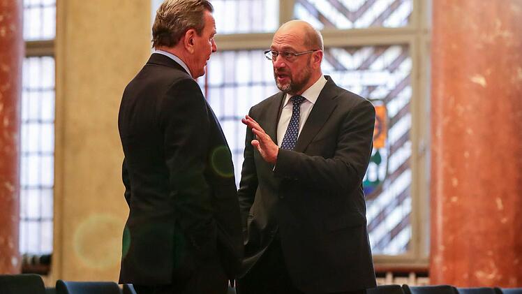 SPD-Politiker Gerhard Schröder, Martin Schulz (rechts): Die Sozialdemokraten haben bis heute nicht ihren Frieden mit den Reformen der rot-grünen Jahre gemacht. Foto: Kay Nietfeld, dpa