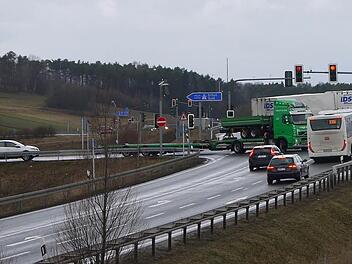 Knoten-Punkt: Die Zufahrt als Linksabbieger auf die Autobahn Richtung Coburg ist für die Verkehrsteilnehmer bei Ebersdorf schwierig. Das Staatliche Bauamt hat deshalb eine Machbarkeitsstudie erstellen lassen, die einen Abbiegestreifen rechts von der Bundesstraße 303 vorsieht. Foto: Berthold Köhler