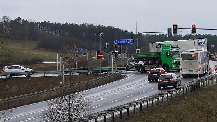 Knoten-Punkt: Die Zufahrt als Linksabbieger auf die Autobahn Richtung Coburg ist für die Verkehrsteilnehmer bei Ebersdorf schwierig. Das Staatliche Bauamt hat deshalb eine Machbarkeitsstudie erstellen lassen, die einen Abbiegestreifen rechts von der Bundesstraße 303 vorsieht. Foto: Berthold Köhler