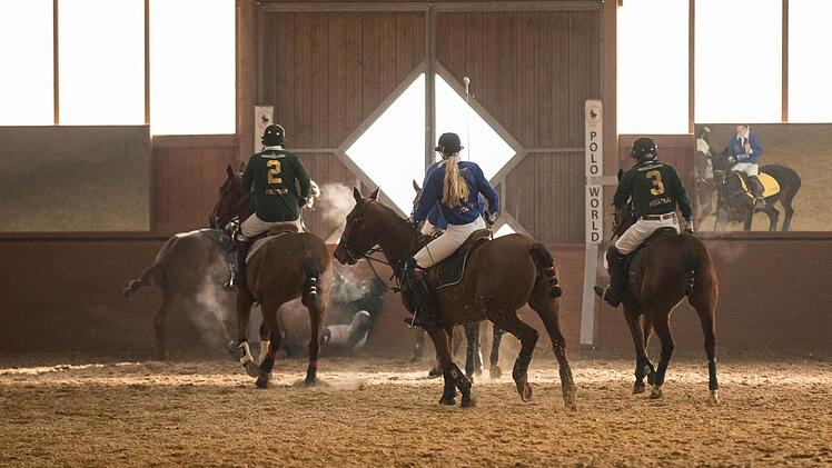Manuel Harrer stürzt vom Pferd.  Foto: Pawel Koyfman