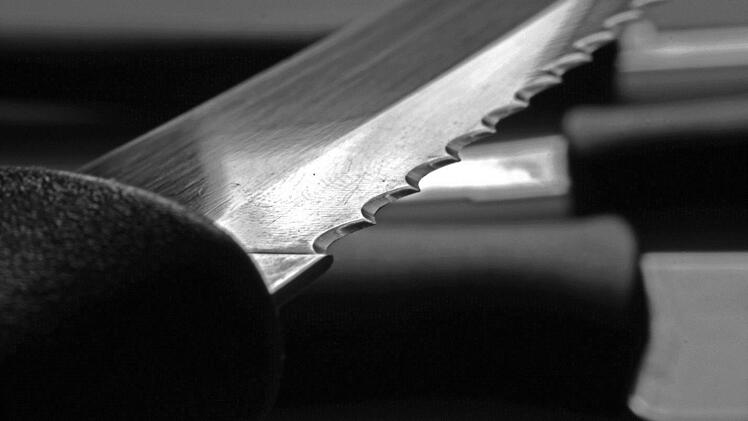 Ein Unbekannter hat mit einem Brotmesser in einem Café in Bamberg herumgefuchtelt und eine Frau bedroht. Symbolfoto: Pixabay