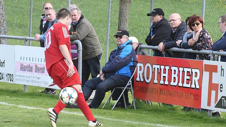 Gemütliche Fans - gesehen beim Spiel des TSV Rothhausen/Thundorf gegen den FC Rottershausen. Foto: Hopf