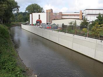 Auf Höhe der Firma Raps ist die Hochwasserschutzwandbereits fertiggestellt.  Foto: Sonny Adam