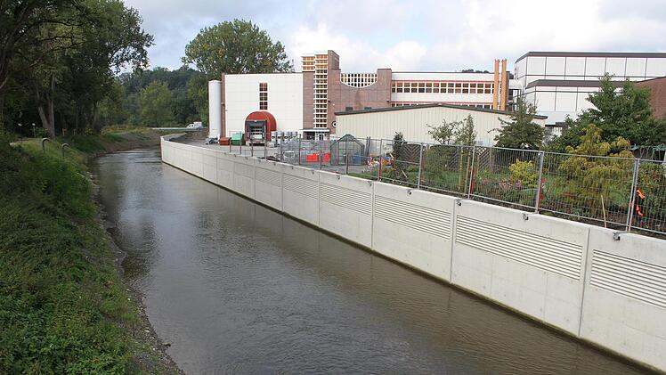 Auf Höhe der Firma Raps ist die Hochwasserschutzwandbereits fertiggestellt.  Foto: Sonny Adam