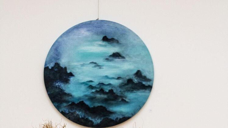 Ausstellung der Sommerakademie im Coburger Kunstverein: "Dr. Jekyll und MS. Hyde" von Heike Knott - im Hintergrund "Kraft der Natur 2" von Hye Jeong Chung-Lang.Foto: Jochen Berger