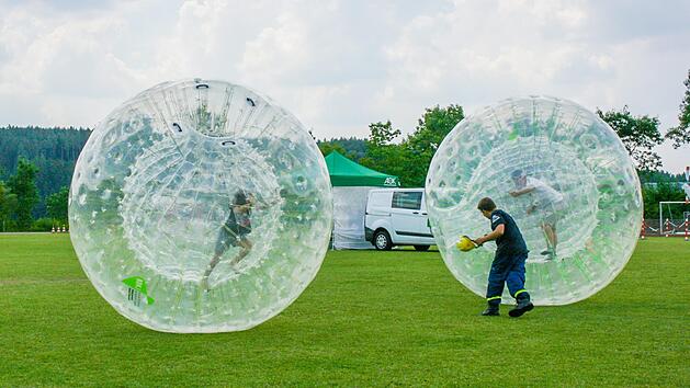 Die sog. Zorbing-B&auml;lle waren im vergangenen Jahr eine der gro&szlig;en Attraktionen des Kreisspielfestes. Foto: Maria L&ouml;ffler/Archiv