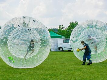 Die sog. Zorbing-Bälle waren im vergangenen Jahr eine der großen Attraktionen des Kreisspielfestes. Foto: Maria Löffler/Archiv